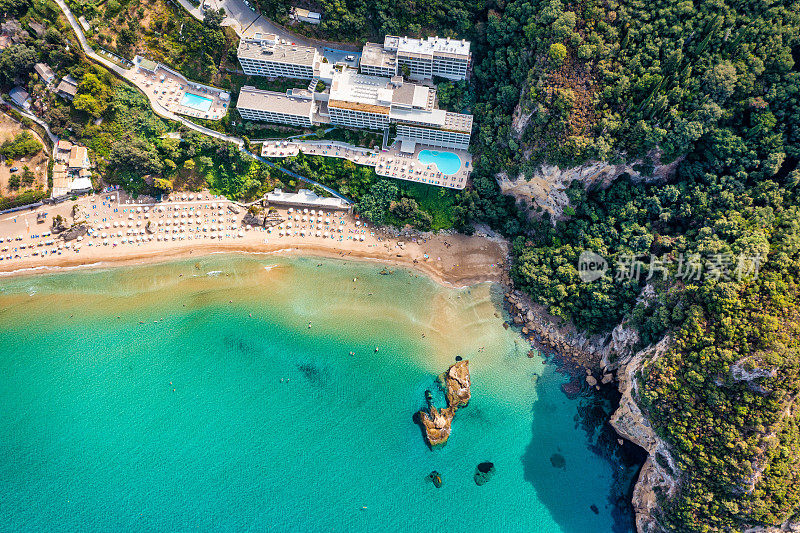 希腊科孚岛的Agios Gordios异国情调海滩。Agios Gordios海滩，科孚岛，希腊。Agios Gordios海滩全景，沙滩伞和躺椅。